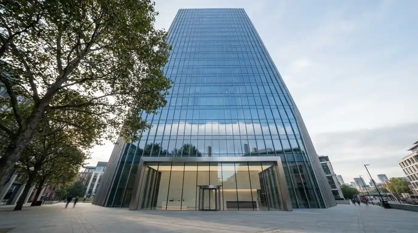 Fotografía de un edificio de oficinas corporativas con fachada de cristal, simbolizando la regulación y la supervisión del sector del juego.